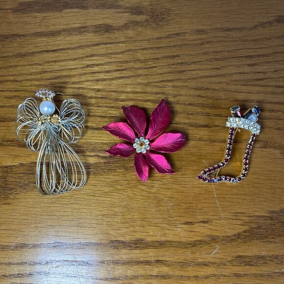 Vintage Set of 3 Christmas Holiday Pins Gold‎ Tone  Angel,  Stocking, Poinsettia - Picture 1 of 10